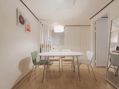 Jayang-dong Apartment | Stylish Seongsu Apartment with Hot Spot Vibes, accommodates 6 people with 3 beds