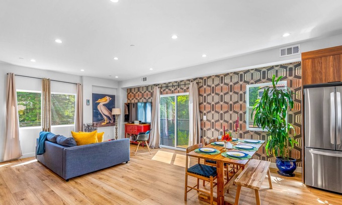Sherman Oaks Apartment | Stylish Sherman Oaks Townhouse W/3 Master Suites