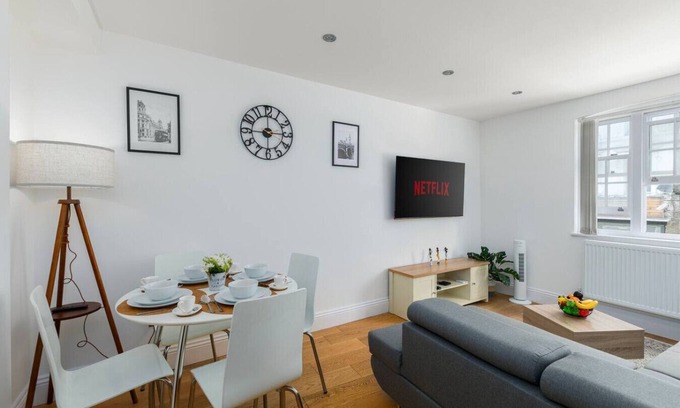 Weavers Apartment | Stylish Shoreditch Apartment Sleeps 4 with Balcony and within Popular Location