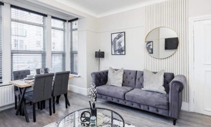 Southend-on-Sea Apartment | Stylish & Spacious 2BR City Centre Near High St by Luxiety Stays
