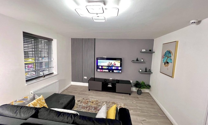 Middleton Apartment | Stylish Spacious 1Bd Apt-KingBed-10min Heaton Park