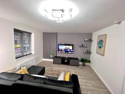 Middleton Apartment | Stylish Spacious 1Bd Apt-KingBed-10min Heaton Park