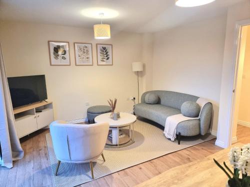 Rugby House | Stylish Spacious 4 Bed Townhouse near station with Parking & High Speed WiFi