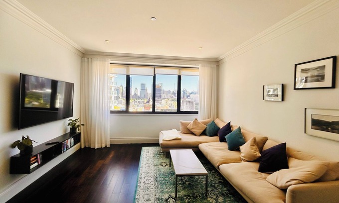 Kings Cross Apartment | Stylish, spacious apartment with big city views. Perfect for longer stays!
