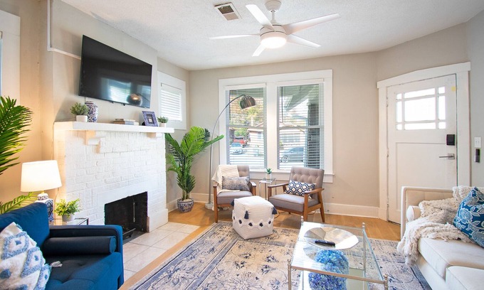 Crosstown House | Stylish & Spacious Bungalow