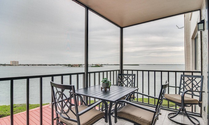 Palma del Mar Condo | Stylish St Petersburg Condo w/Balcony + Bay Views