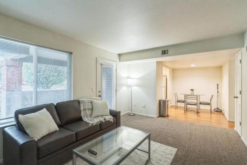 Harlow Apartment | Stylish Stay at Kinsrow Steps from DT