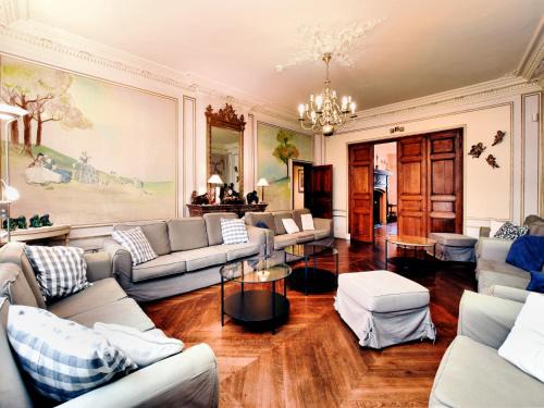 Pont-a-Lesse House | Stylish Stay with Sauna, cleaning included