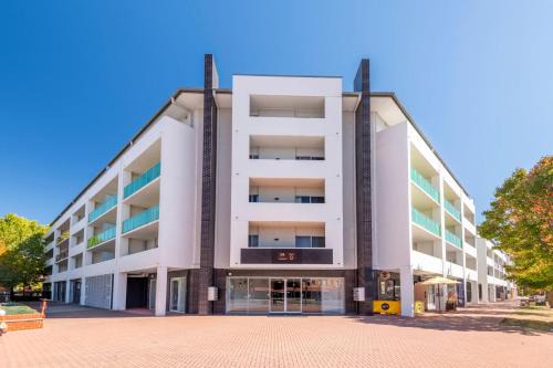 Greenway Apartment | Stylish Stay Near Lake Tuggeranong