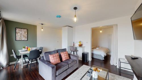 Newport Apartment | Stylish Studio Apartment with Peloton