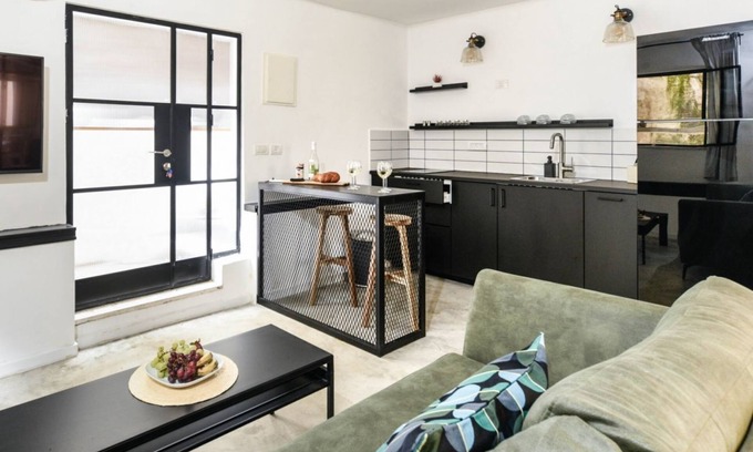 Florentin Apartment | Stylish Studio City Apt. Perfect Getaway