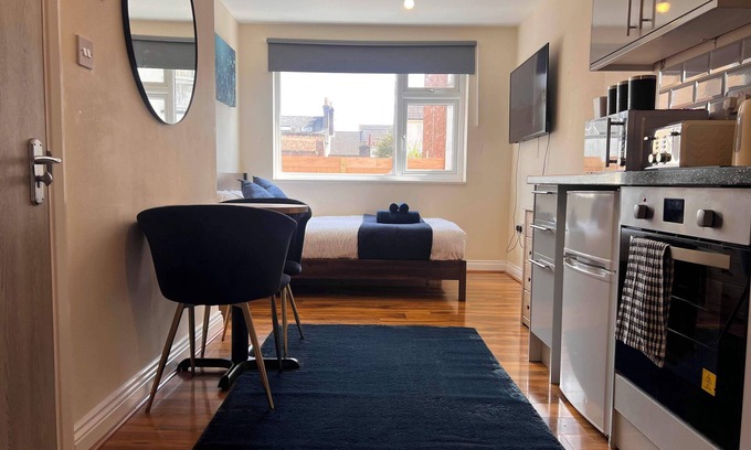 Luton Apartment | Stylish Studio in Central Luton