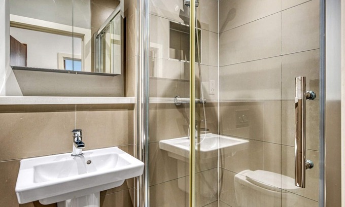 Heathrow Villages Apartment | Stylish Studio near Heathrow