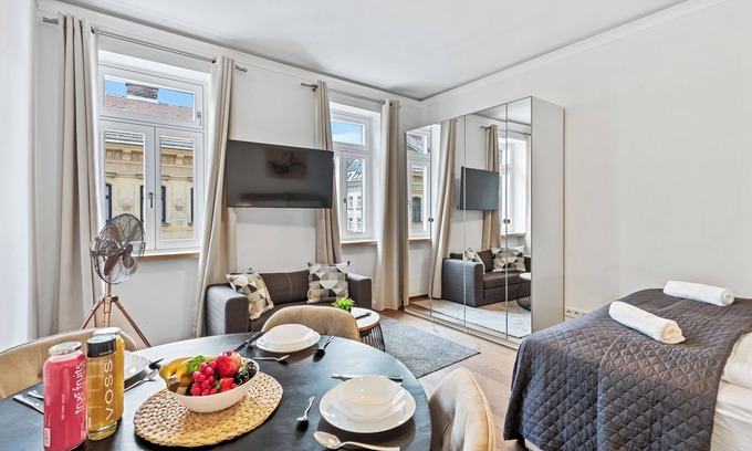 Rudolfsheim-Funfhaus Apartment | Stylish Studio, Smart TV, 2 Beds