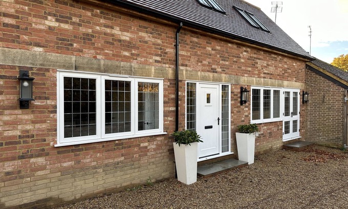 Ockley House | Stylish Surrey Hills house - 2 en-suite bedrooms (can +2 annex)