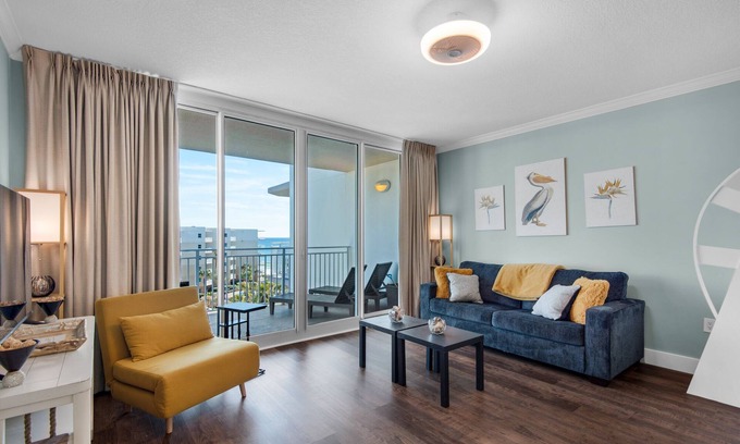 Fort Walton Beach Condo | Stylish Top-Floor Waterscape Condo, Free Beach Service!
