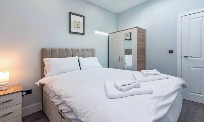 Worcester Apartment | Stylish Town Centre Flat - Comfy, Modern & Convenient