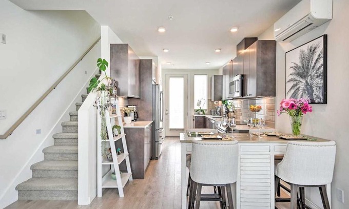 Whittier Heights Apartment | Stylish Townhome in Ballard