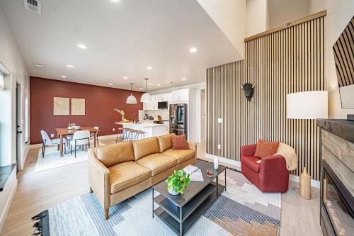 Driggs House | Stylish Townhome Walkable Garage