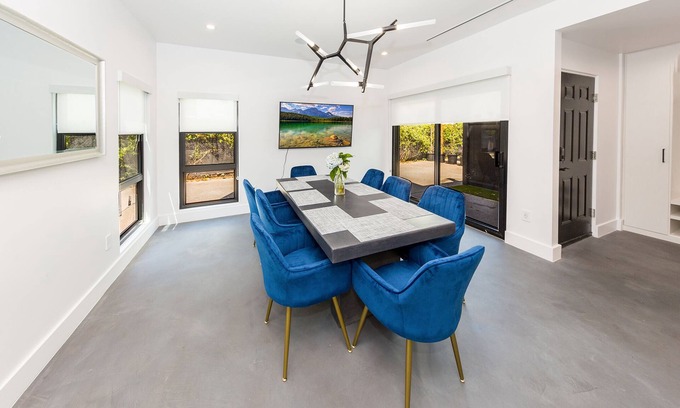 Carthay Circle House | Stylish Townhouse Retreat near Beverly Hills