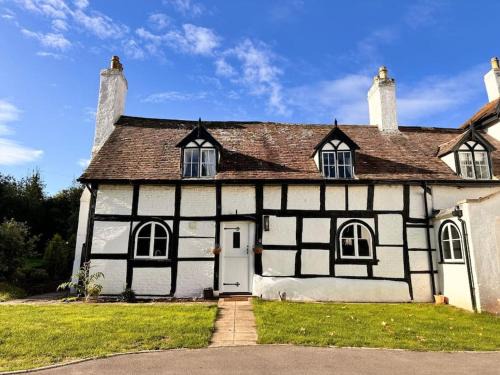 Northway House | Stylish Tudor Cottage & Hot Tub