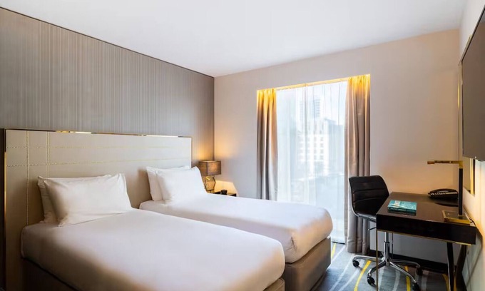 Portsoken Hotel | Stylish Twin Room w/City Views & Walk-In Shower – Central London Stay