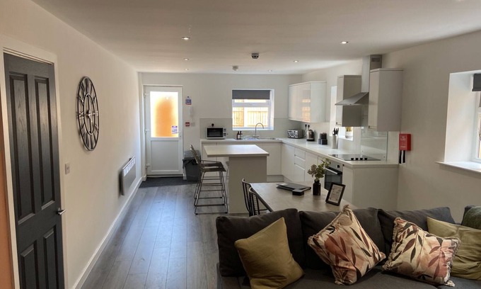 North Shore Apartment | Stylish Two Bed Apartment, Private Entrance, Sleeps 6