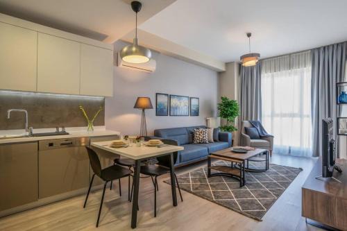 Mahmutbey Apartment | Stylish Urban Apt- Soak Up The City's Vibes