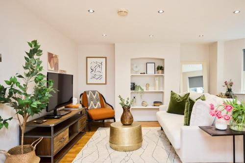 Leabridge Apartment | Stylish Urban Retreat