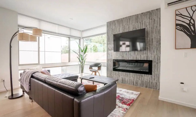 Atlantic House | Stylish Urban Retreat w/Rooftop Deck
