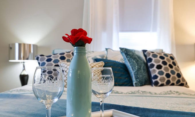 Pittston House | Stylish Victorian Oasis Great Location 2 Queen Beds close to Airport