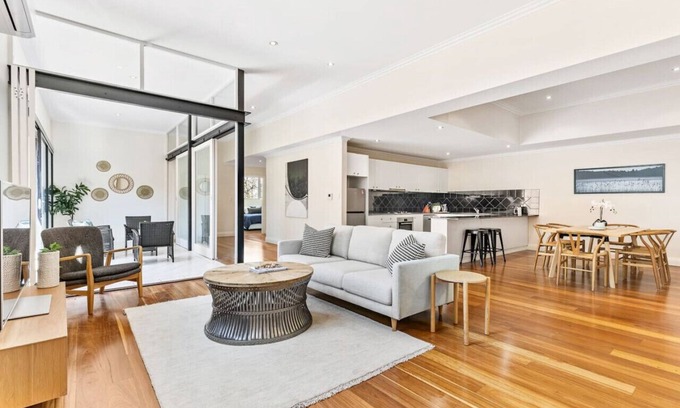 Surry Hills Apartment | Stylish Warehouse Oasis in Vibrant Darlinghurst