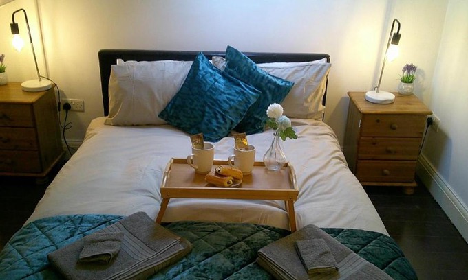 Shepherd's Bush Apartment | Stylish West London Get Away Shepherd bush Market London Westfield Apartment