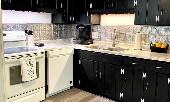 Northwest Pensacola House | Stylish Workforce Home Central To Airport Downtown