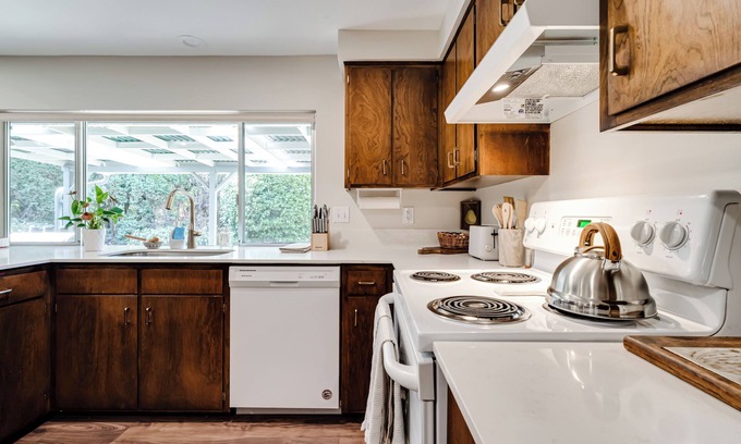 Western House | Stylishly remodeled in 2024; Fully appointed 3bd 2ba in SW Eugene with AC, WiFi