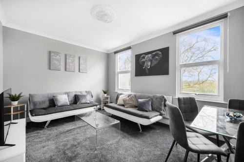 Cann Hall Apartment | Stylist and Cosy 2 bed Apartment LongStay Parking Sleeps 4 WiFi