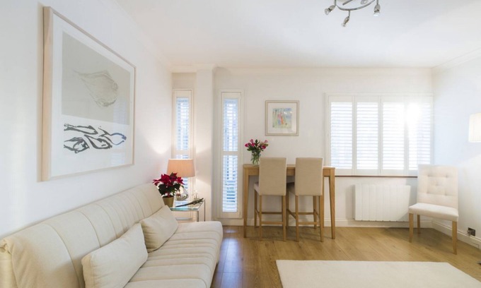 Queenhithe Apartment | Sublime flat with Thames view