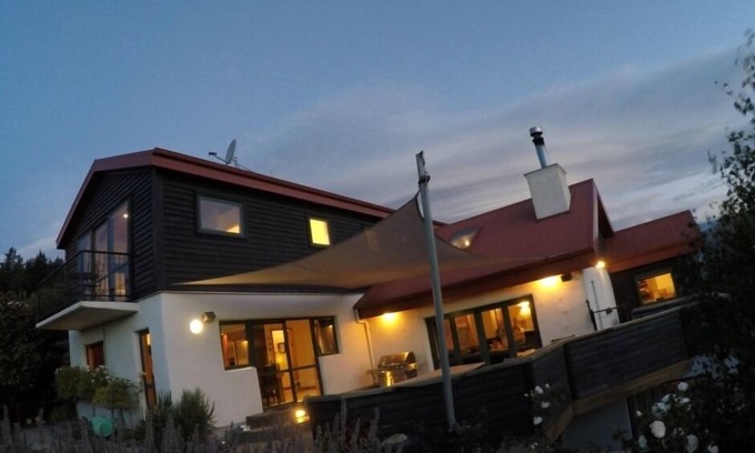 Wanaka House | SUBSTANTIAL 4 BEDRMS w 4 BATHRMS, HOT TUB, GAMES ROOM. EASY WALK TO TOWN