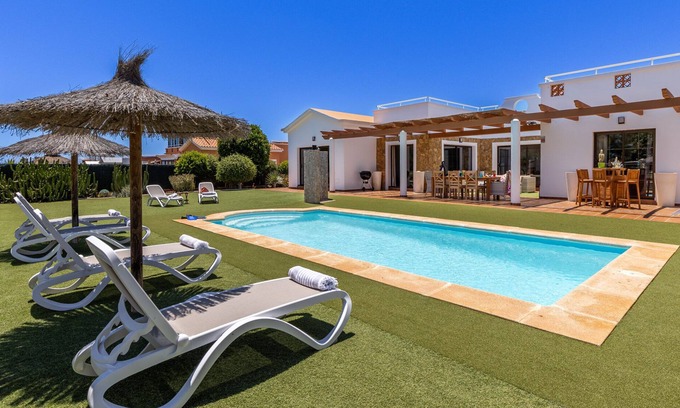 Caleta de Fuste Villa | Substantial Villa for 6/8 people with outdoor covered terrace, pool and gardens
