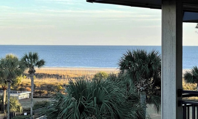 Hilton Head Island Condo | Subtropical Stunner-King bed & bikes! Central Air!