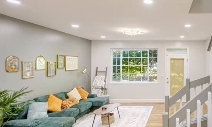 Bloomingdale House | Suburban Comfort Just 35 Min from Downtown Chi