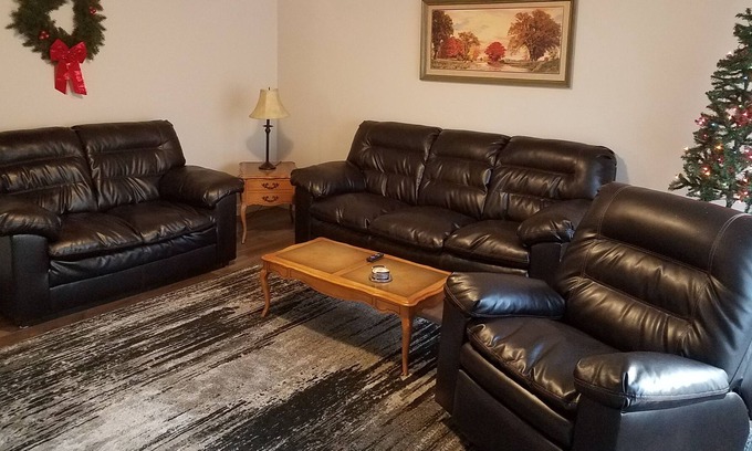 West Seneca House | Suburban house, quiet safe neighborhood, centrally located