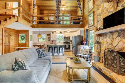 Suches House | Suches Creekside Cottage with Deck and BBQ Grill!
