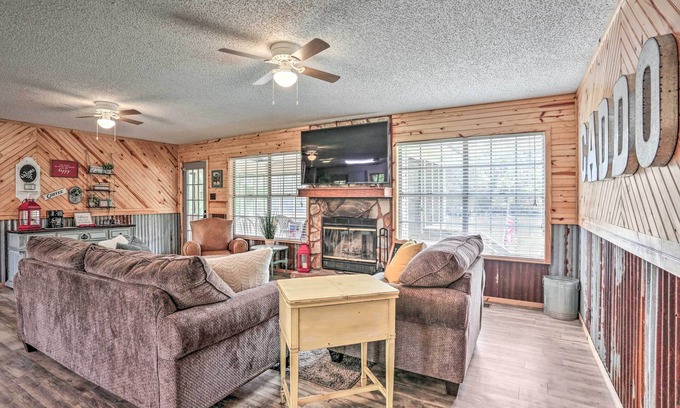 Jefferson House | ‘Sue’s Camp’ w/Caddo Lake Access & Dock!