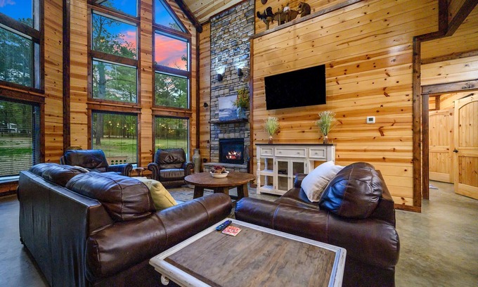 Broken Bow Cabin | Sugar Daddy Cabin for 13!