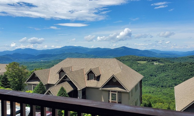 Sugar Mountain Condo | Sugar Luxe– Spectacular Sunsets, Skiing, and Serenity