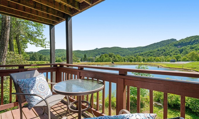 Sugar Mountain Condo | Sugar Mountain escape on Snowlake - steps to ski, golf and tennis