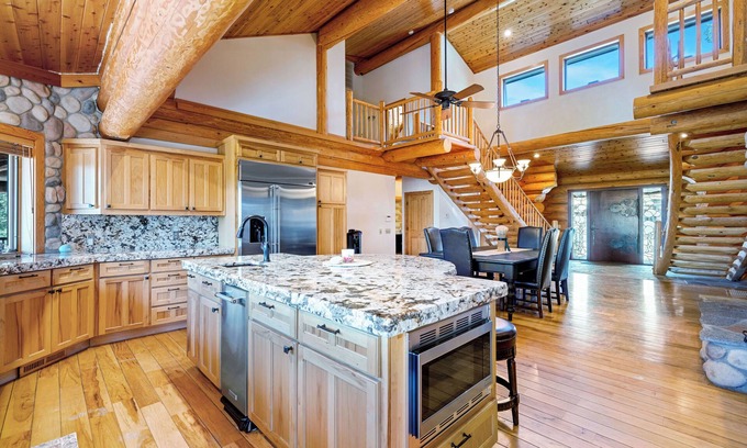 Clovis Cabin | Sugarloaf Ranch-Beautiful Log Cabin with mountain views!