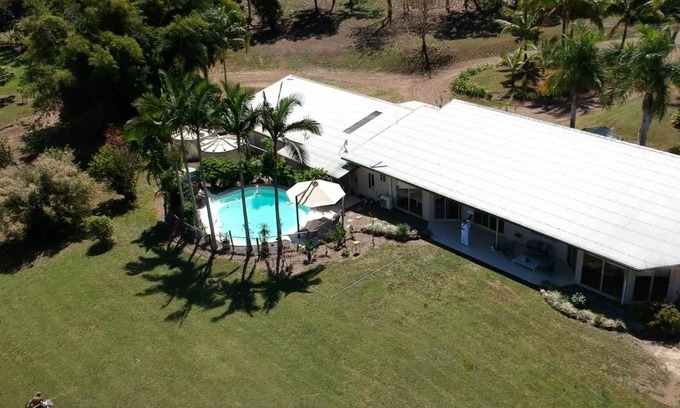 Riordanvale Villa | Sugarloaf Villa - lush tropical Whitsunday retreat