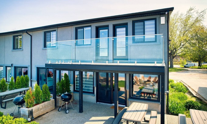 Wainfleet Cottage | Suite 200: Spacious Beachfront Townhouse